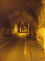 Veien gjør en 340 graders sving gjennom denne tunnelen